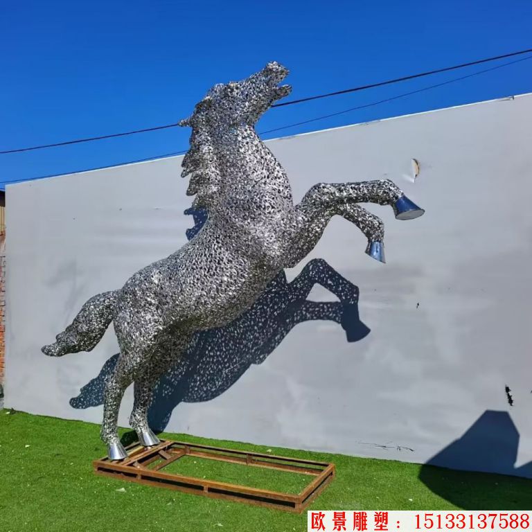 不锈钢大型镂空马雕塑4