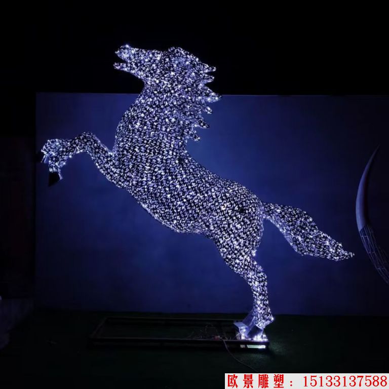 不锈钢大型镂空马雕塑