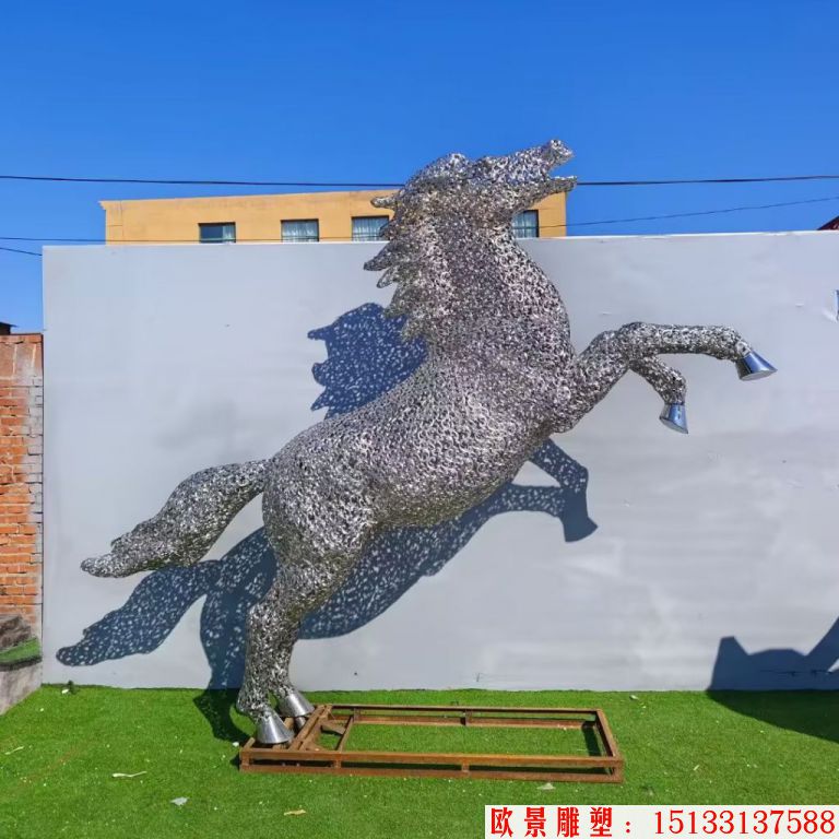 不锈钢大型镂空马雕塑3